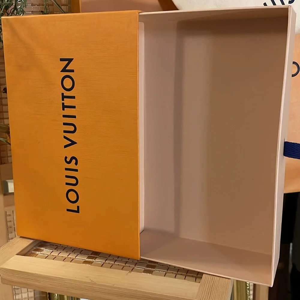 LOUIS VUITTON Packaging